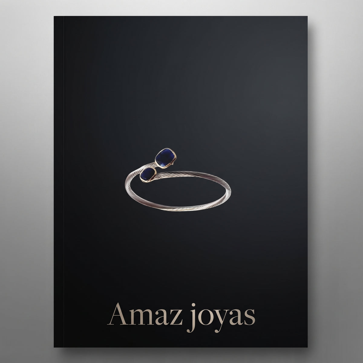 Anillo elegante de acero y oro con detalles de piedras preciosas en tonos azul y rojo.