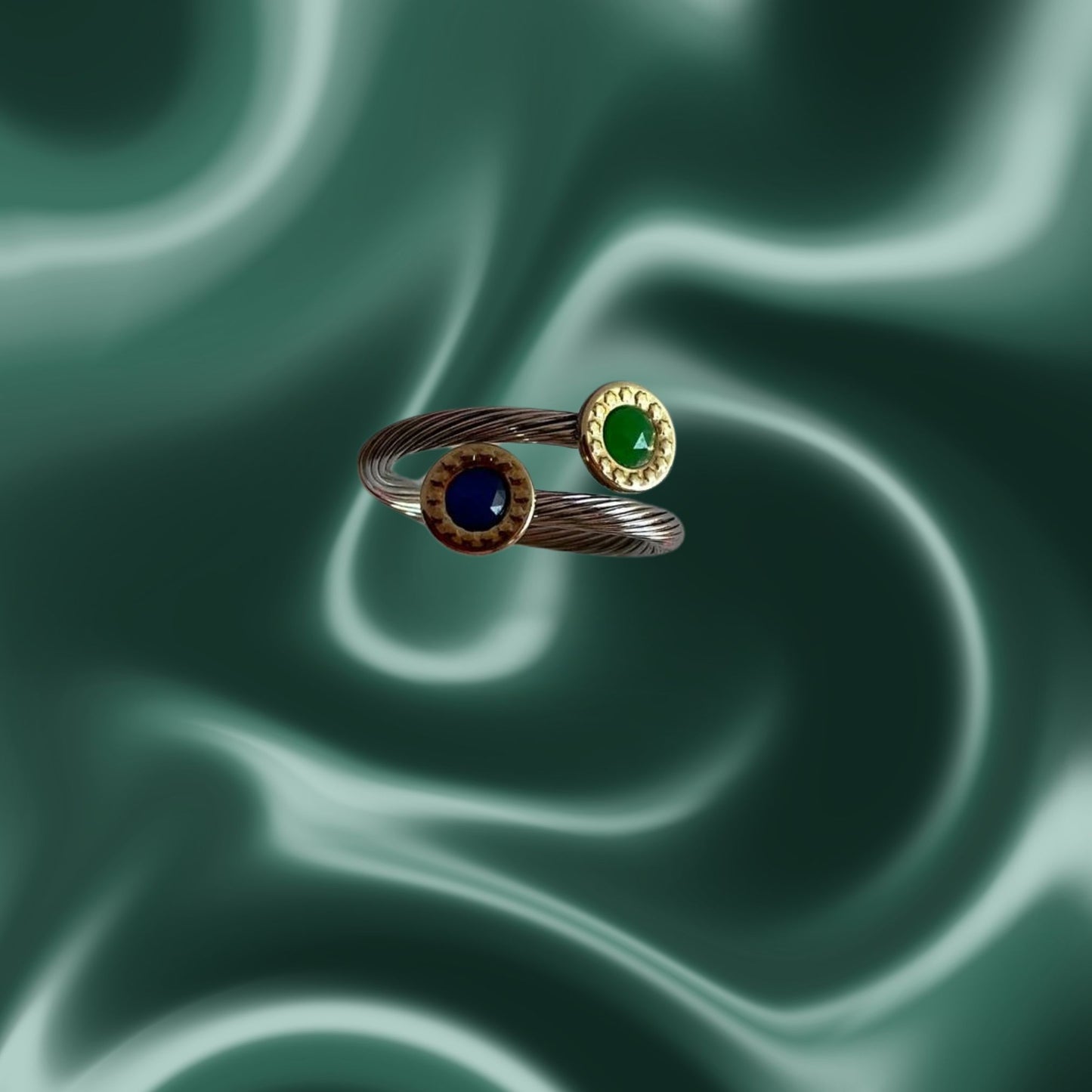 Anillo de Acero y Oro con Piedras Preciosas en Color Azul y Rojo