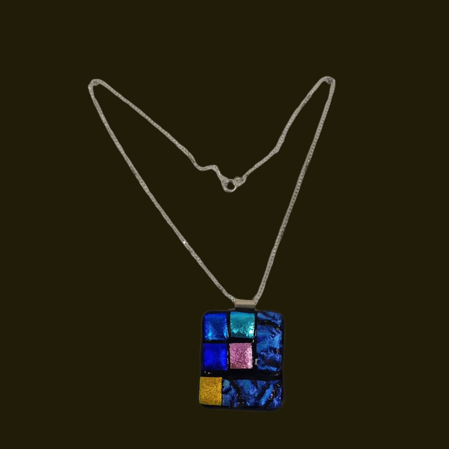 Gargantilla Artesanalmente Echa en Vidrio en color Azul y Con Relieves en Varios Colores y Terminada en Plata de Ley