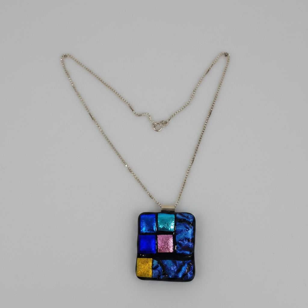 Gargantilla Artesanalmente Echa en Vidrio en color Azul y Con Relieves en Varios Colores y Terminada en Plata de Ley