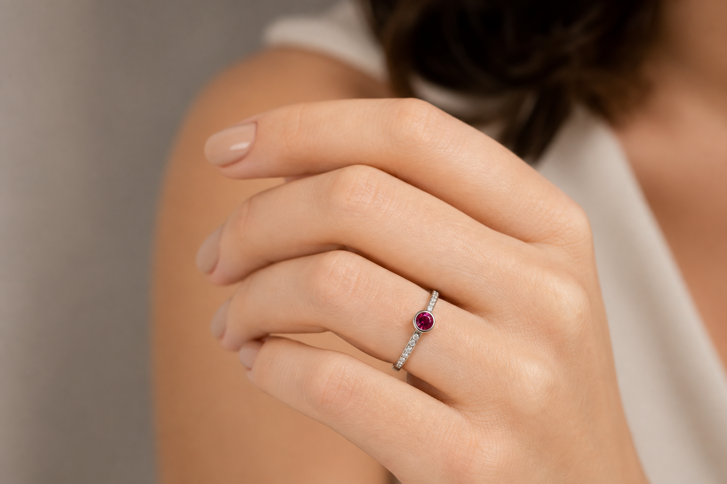 SORTIJA ORO BLANCO 18KL RUBI + DIAMANTES TALLA 12 - JOYERIA AMAZ JOYAS