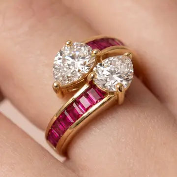 Anillo de circonita rubí con acabado en oro amarillo de 18K - Darbia LUXENTER - JOYERIA AMAZ JOYAS