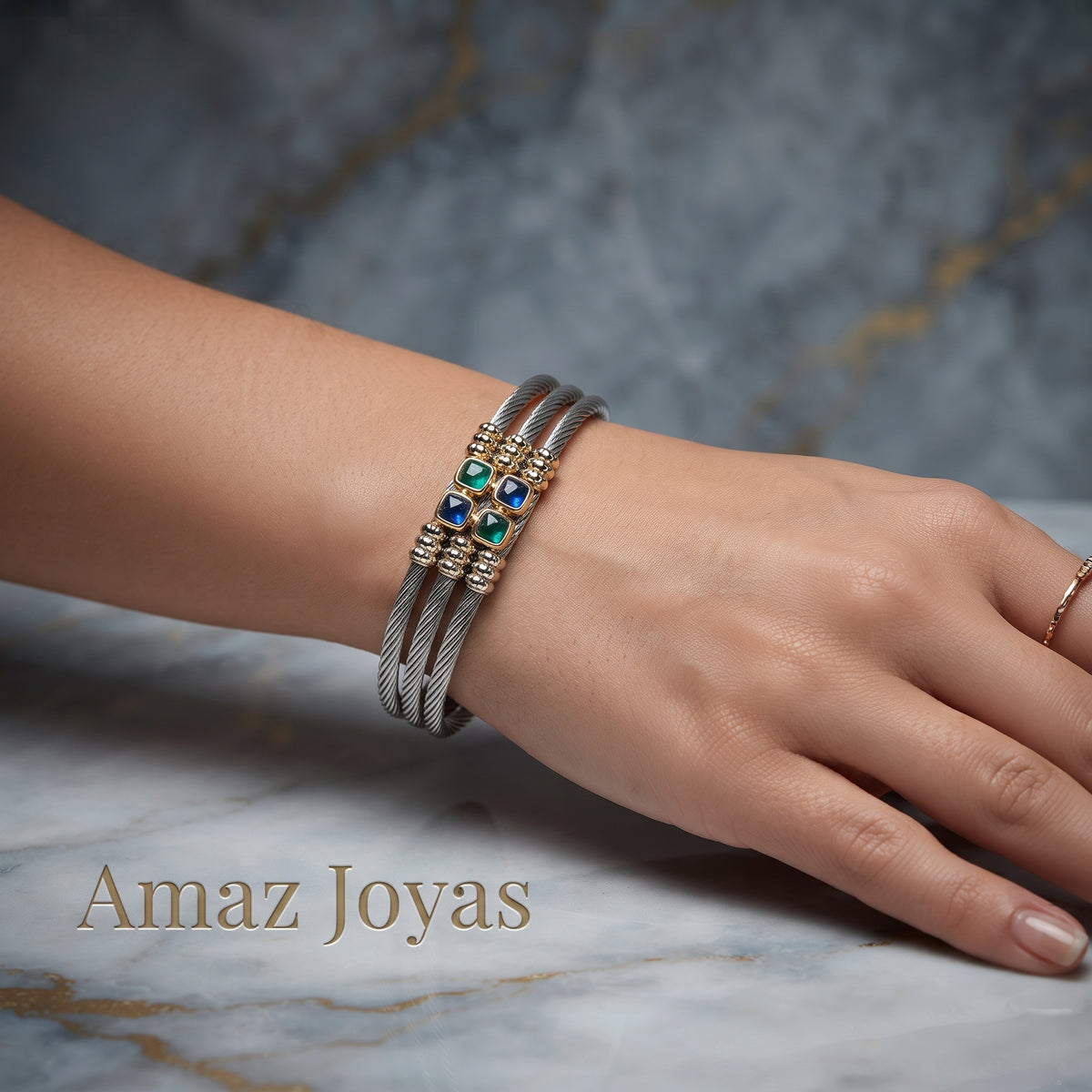 Brazalete de acero y oro con piedras azules y verdes