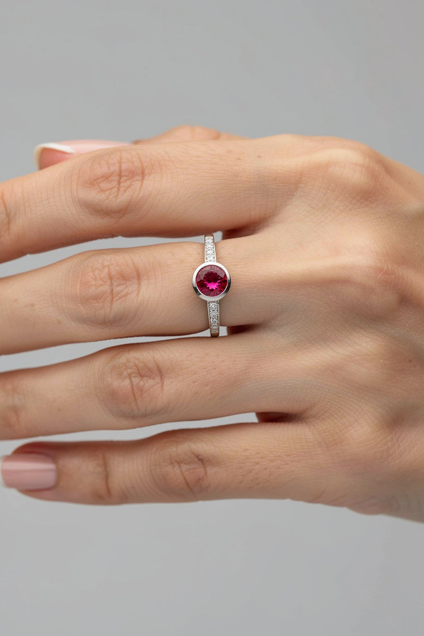 SORTIJA ORO BLANCO 18KL RUBI + DIAMANTES TALLA 12 - JOYERIA AMAZ JOYAS