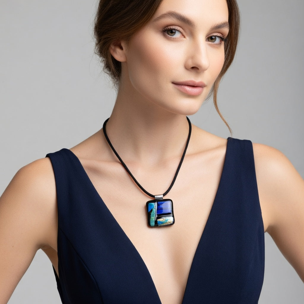 Gargantilla  Artesanalmente Echa en Vidrio en color Azul y  Con Relieves y Terminada en Plata de Ley - JOYERIA AMAZ JOYAS