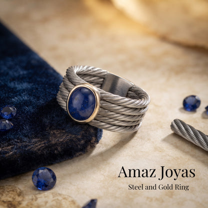 Anillo de acero y oro con una piedra en azul