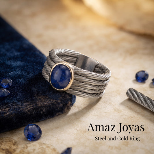 Anillo de acero y oro con una piedra en azul